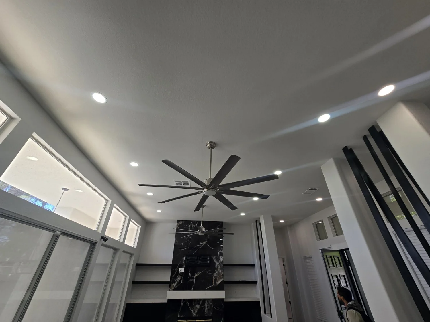 Ventilador e iluminación empotrada